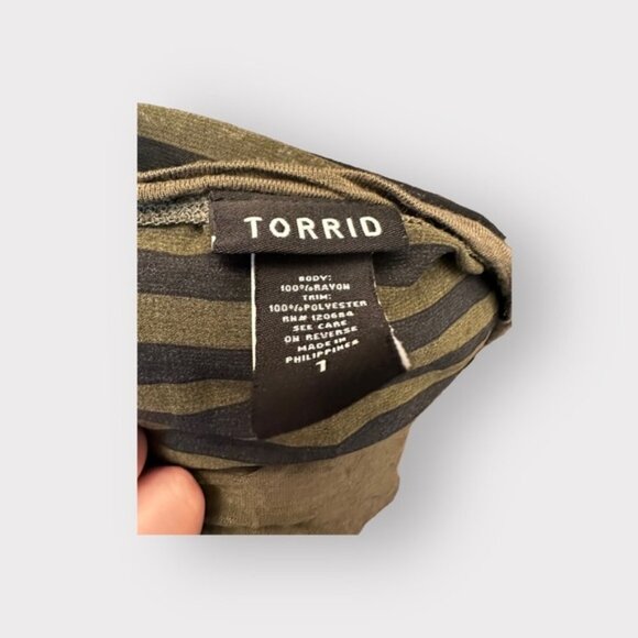 Women’s Torrid Olive Green Shark Bite Hem Skull Tee with Sheer Striped Back 1 1X - Picture 9 of 9